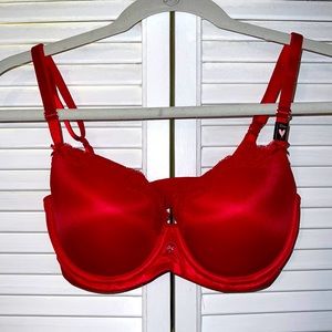 Brand new, never worn 32DD Victoria’s Secret bra!